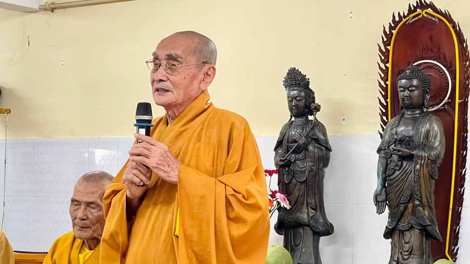 Hoà thượng Thích Trí Minh ban đạo từ Hoà thượng Thích Trí Minh ban đạo từ