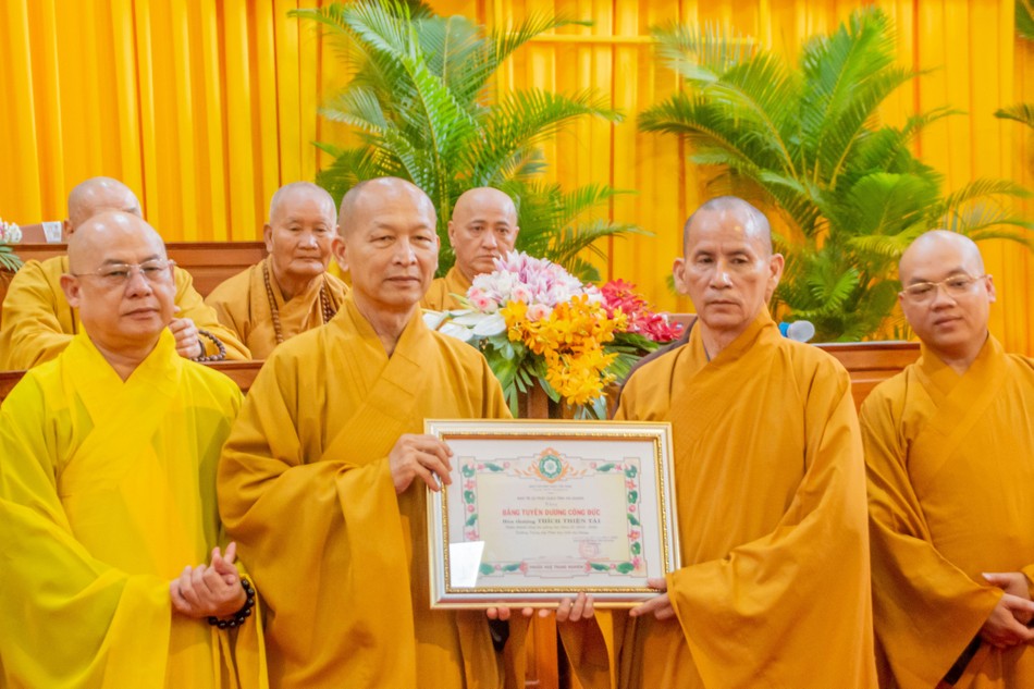 Tặng Bằng tuyên dương công đức đến chư tôn đức trong Ban Giảng huấn Tặng Bằng tuyên dương công đức đến chư tôn đức trong Ban Giảng huấn