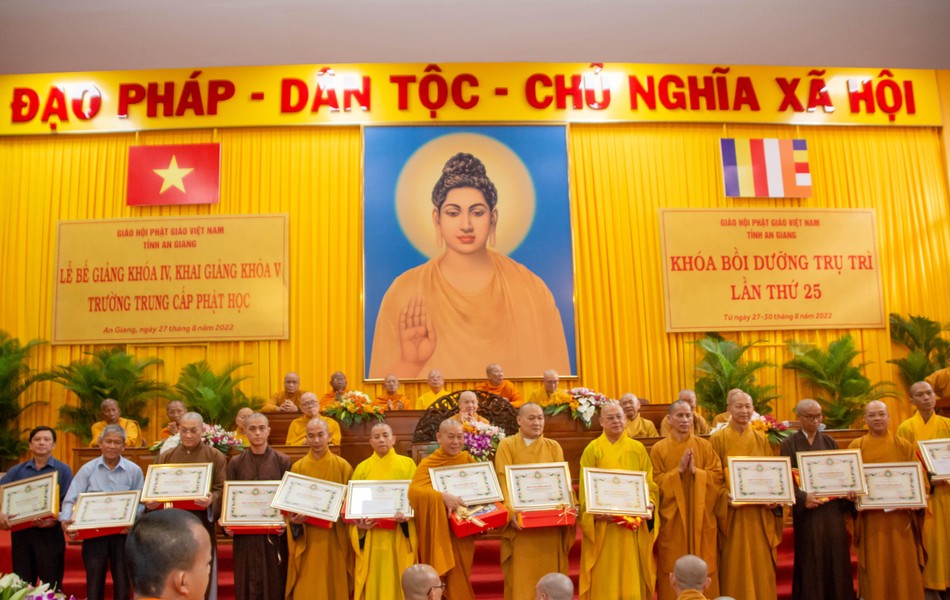 Tuyên dương công đức chư tôn đức Ban Giám hiêu, Ban Giảng huấn Trường Trung cấp Phật học Tuyên dương công đức chư tôn đức Ban Giám hiêu, Ban Giảng huấn Trường Trung cấp Phật học