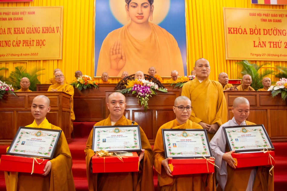 Khen thưởng Tăng Ni sinh đạt thành tích xuất sắc trong khóa học Khen thưởng Tăng Ni sinh đạt thành tích xuất sắc trong khóa học