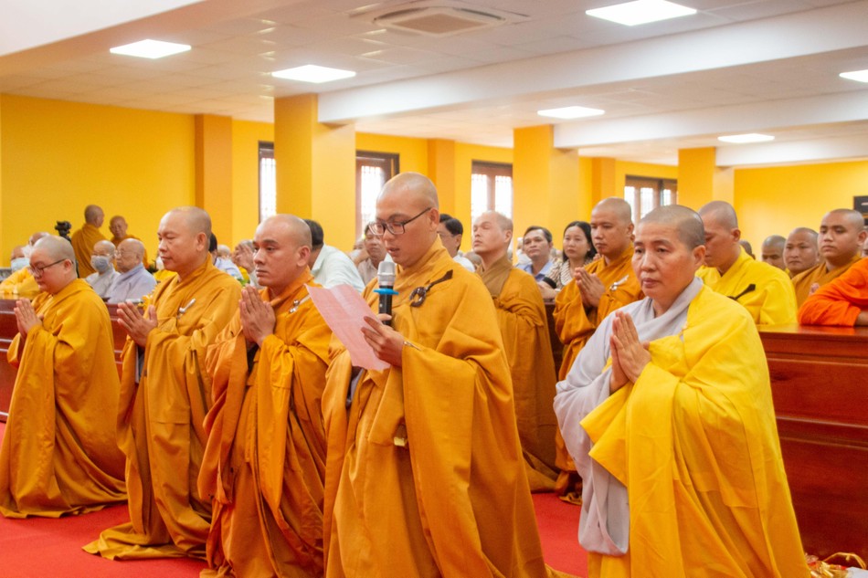 Đại diện Tăng Ni sinh dâng lời tri ân Đại diện Tăng Ni sinh dâng lời tri ân