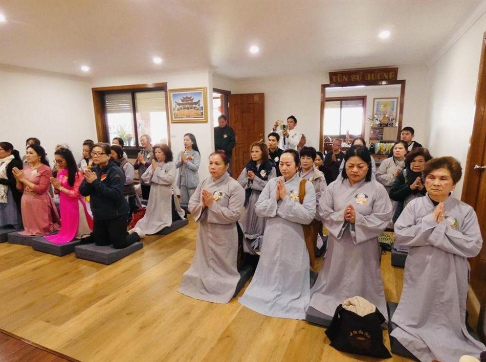 Phật tử tham dự nhớ tưởng đến ân đức sinh thành của cha mẹ Phật tử tham dự nhớ tưởng đến ân đức sinh thành của cha mẹ