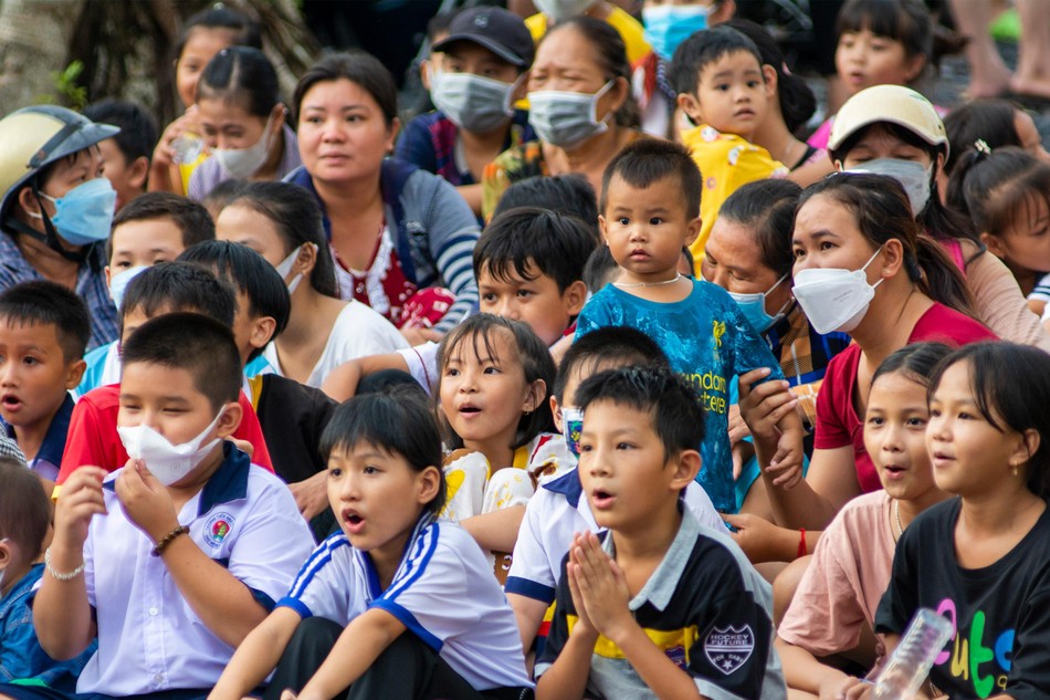 Các em nhỏ xem múa lân, tham gia trò chơi vui nhộn