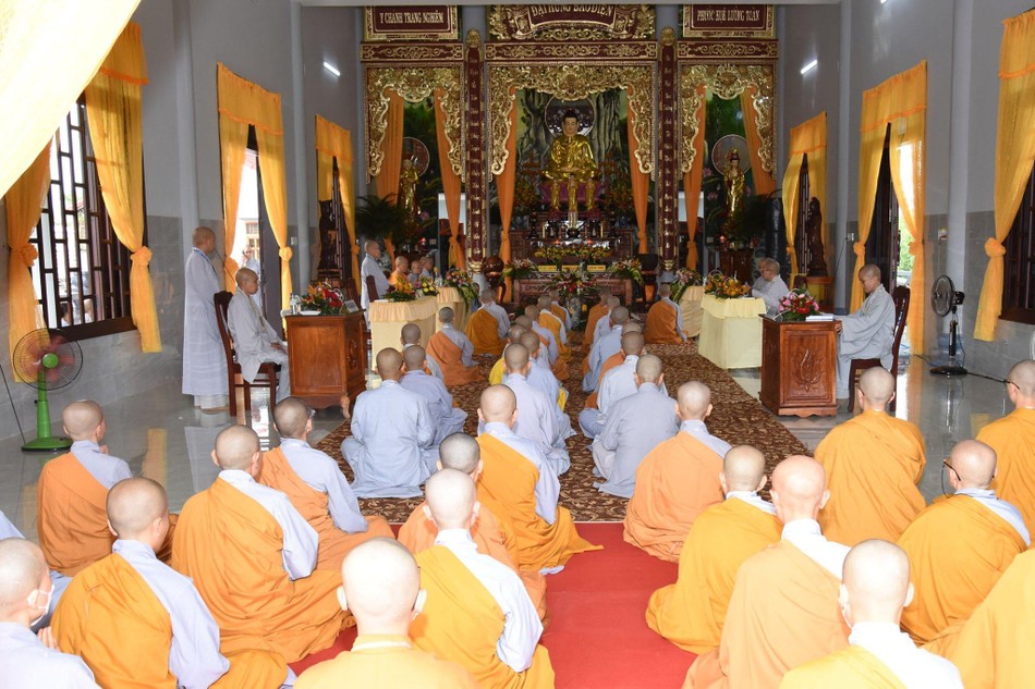 Giới tử Ni tụng luật tại giới trường chùa Diệu Nghiêm Giới tử Ni tụng luật tại giới trường chùa Diệu Nghiêm