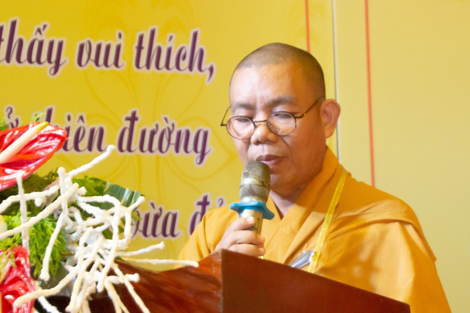 Đại đức Thích Đồng Niệm báo cáo công tác tổ chức