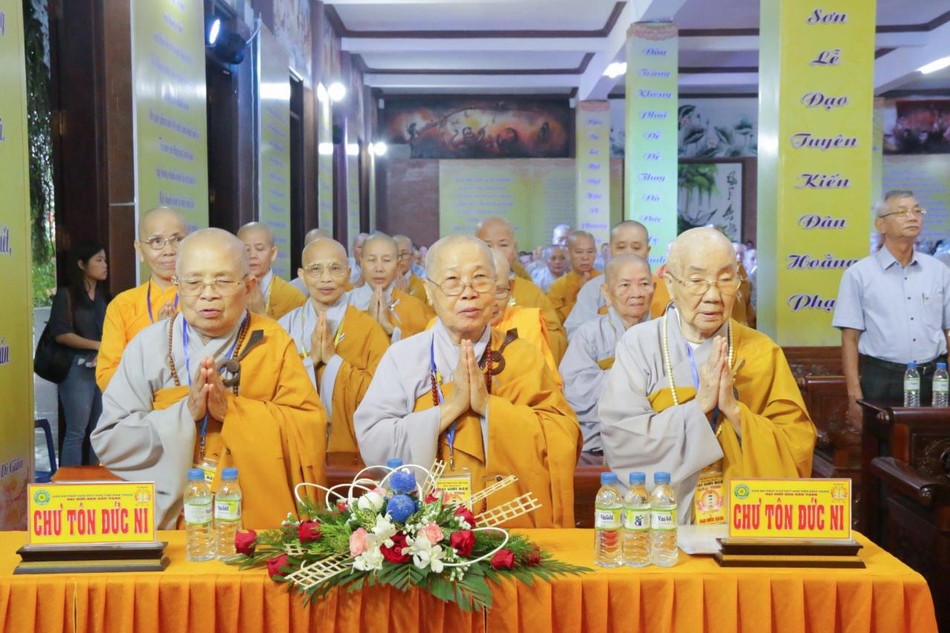 Chư Ni tham dự lễ khai mạc