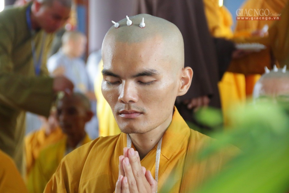 Chí thành nhiên hương cúng dường Tam bảo