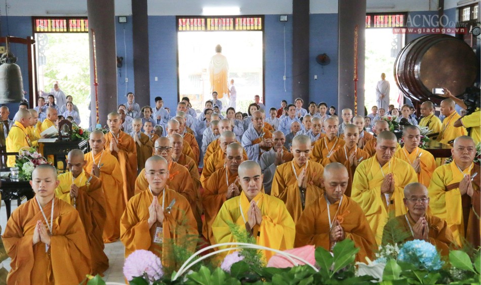 Giới tử xuất gia và tại gia phát tâm thọ Bồ-tát giới