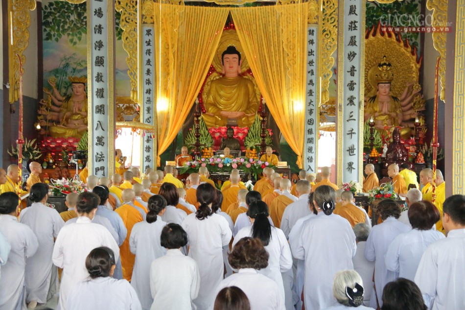 Quang cảnh buổi lễ truyền Bồ-tát giới
