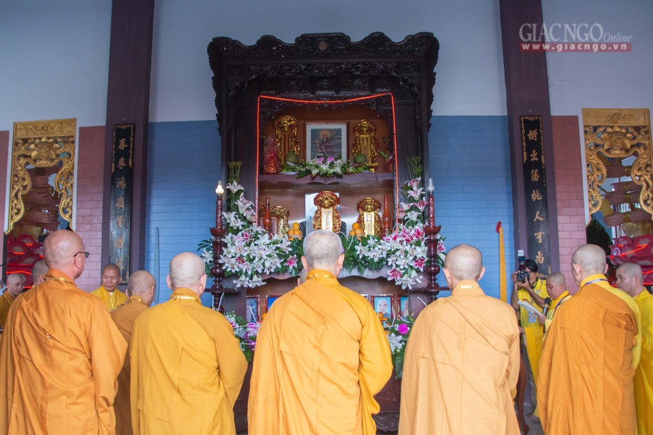 Hội đồng Thập sư Tăng đàn giới Sa-di lễ Tổ trước giờ đăng đàn truyền giới