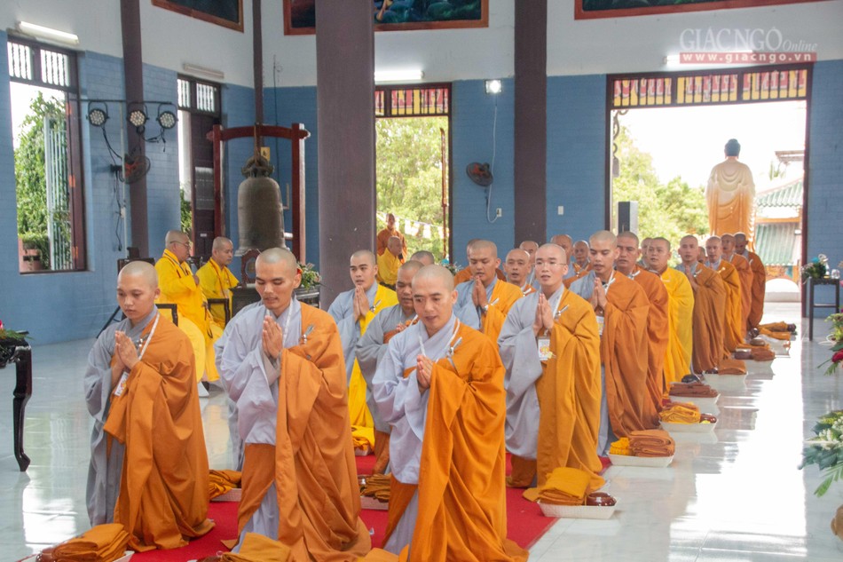 Chư giới tử chí thành cầu thọ giới pháp