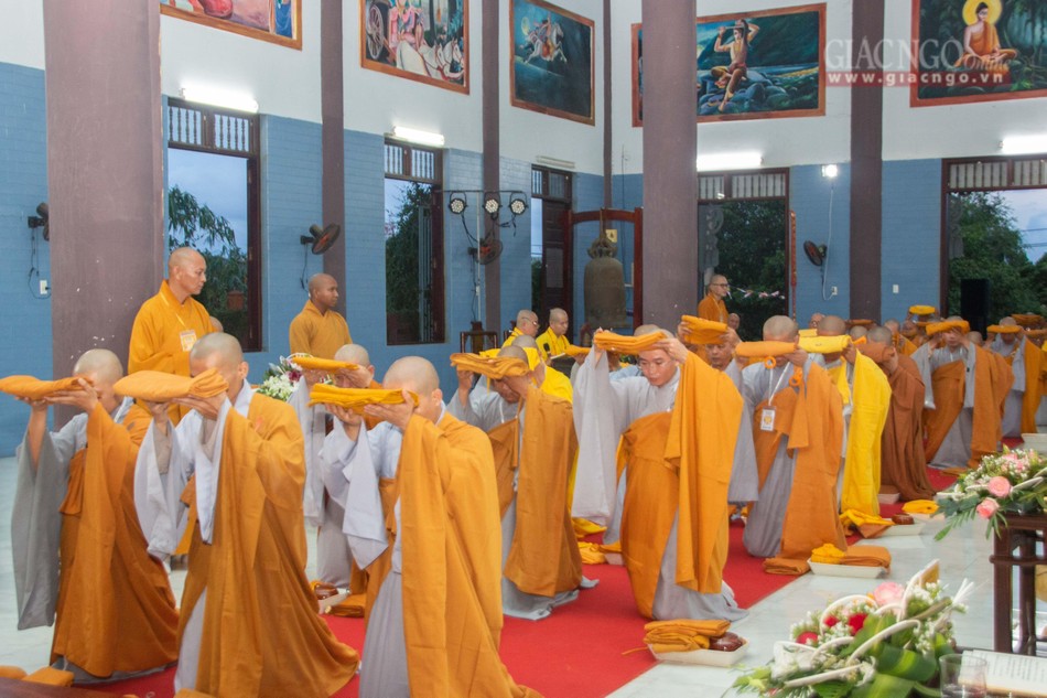 Giới tử thọ nhận y, bát, toạ cụ...