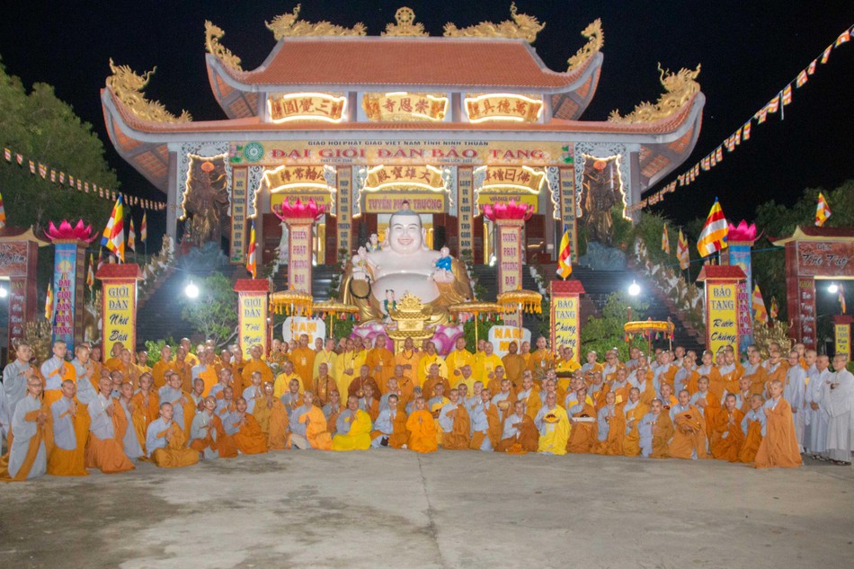 Hội đồng Thập sư và chư giới tử chụp ảnh lưu niệm