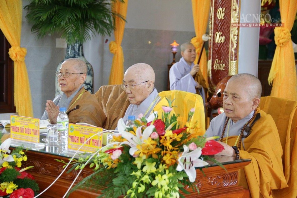 Tam sư truyền giới cho các giới tử Ni