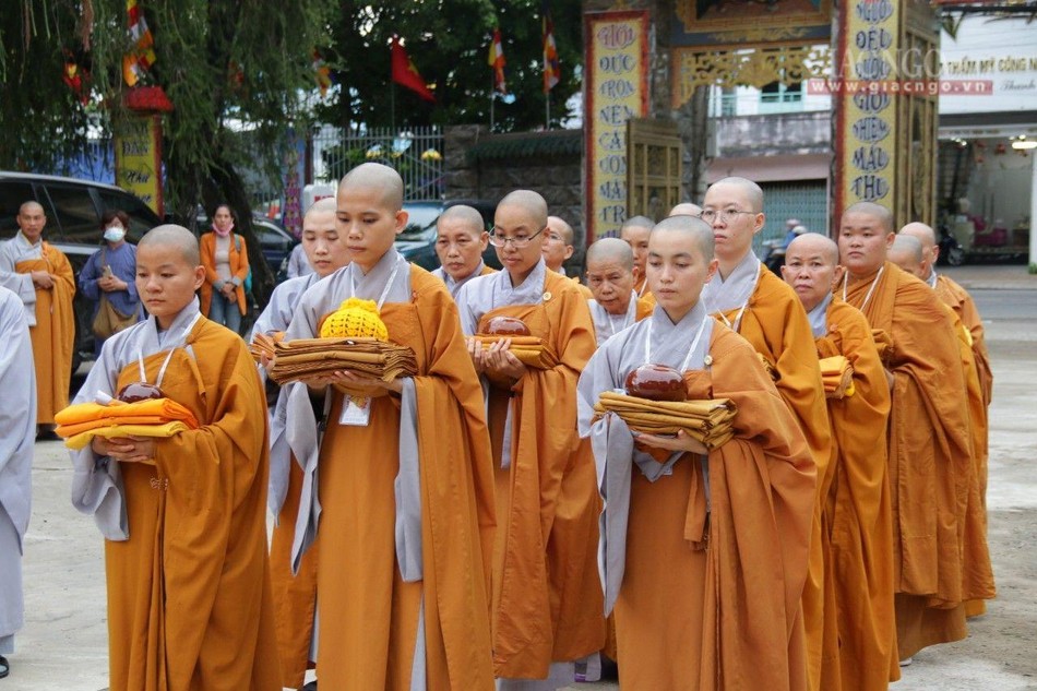 Giới tử Ni đến giới trường Tăng cầu pháp