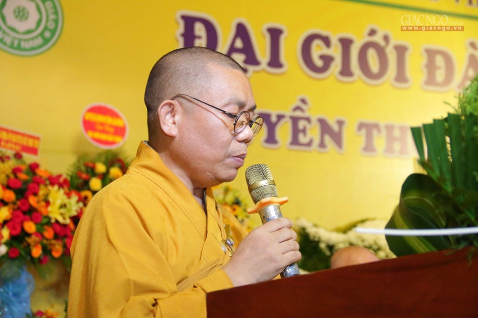 Đại đức Thích Đồng NIệm báo cáo tổng kết Đại giới đàn Bảo Tạng