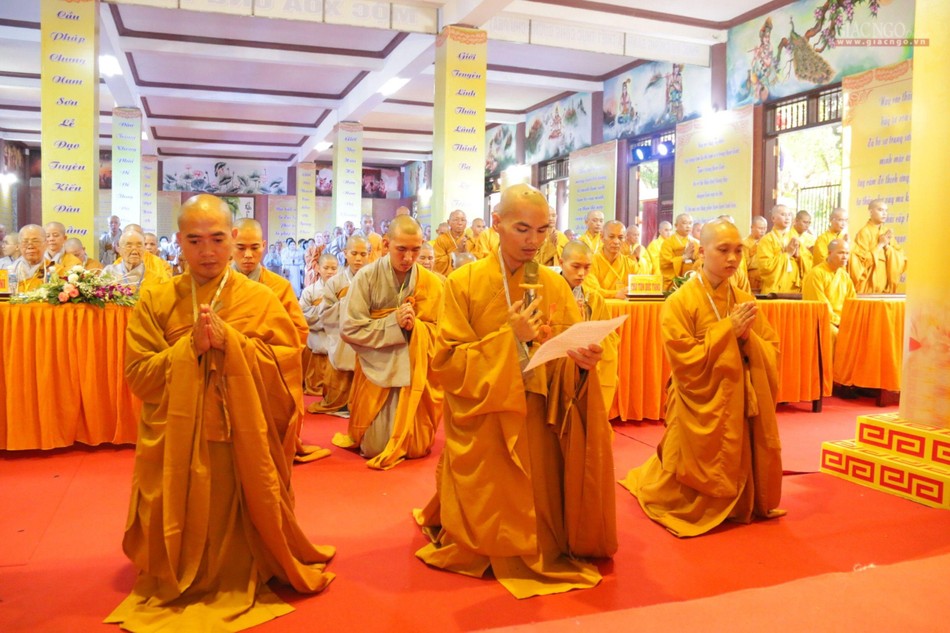 Đại diện giới tử dâng lời tác bạch tri ân