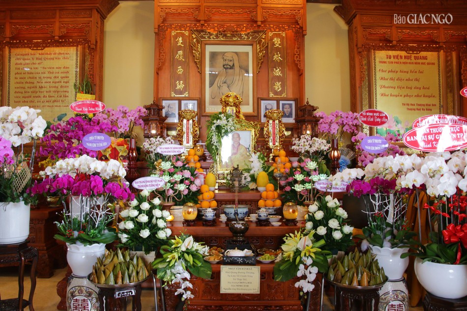 Hương án tưởng niệm cố Trưởng lão Hòa thượng tại Tổ đường tu viện Huệ Quang Hương án tưởng niệm cố Trưởng lão Hòa thượng tại Tổ đường tu viện Huệ Quang