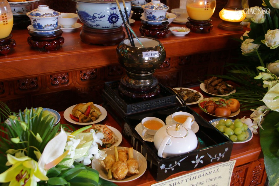 Dâng phạn thực cúng dường Dâng phạn thực cúng dường