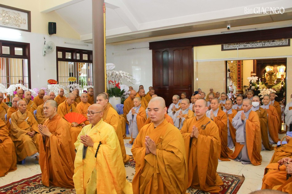 Môn đồ pháp quyến tưởng niệm Ân sư