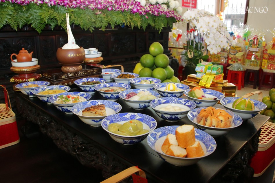 Dâng phạn thực cúng dường Tôn sư