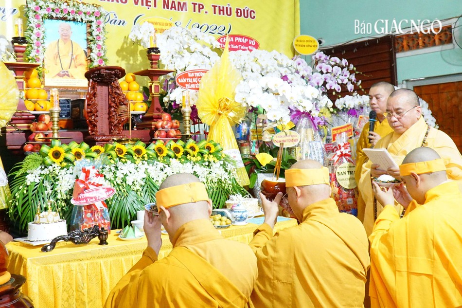 Dâng phạn thực cúng dường Ân sư Dâng phạn thực cúng dường Ân sư