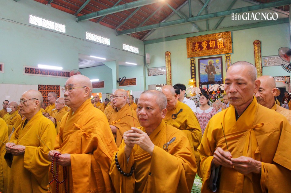 Chư tôn đức niêm hương Chư tôn đức niêm hương