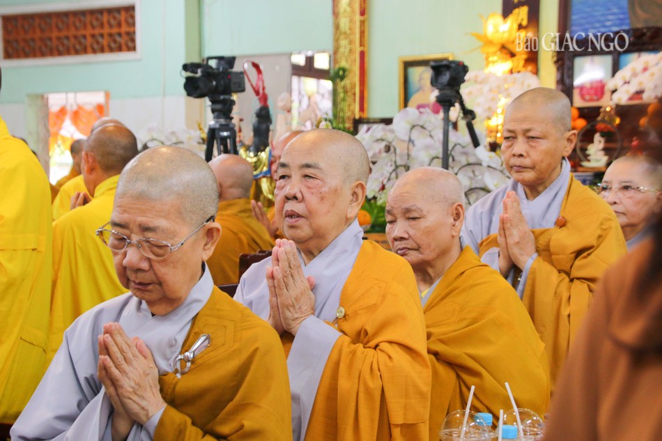 Chư tôn đức Ni thành kính tưởng niệm Chư tôn đức Ni thành kính tưởng niệm