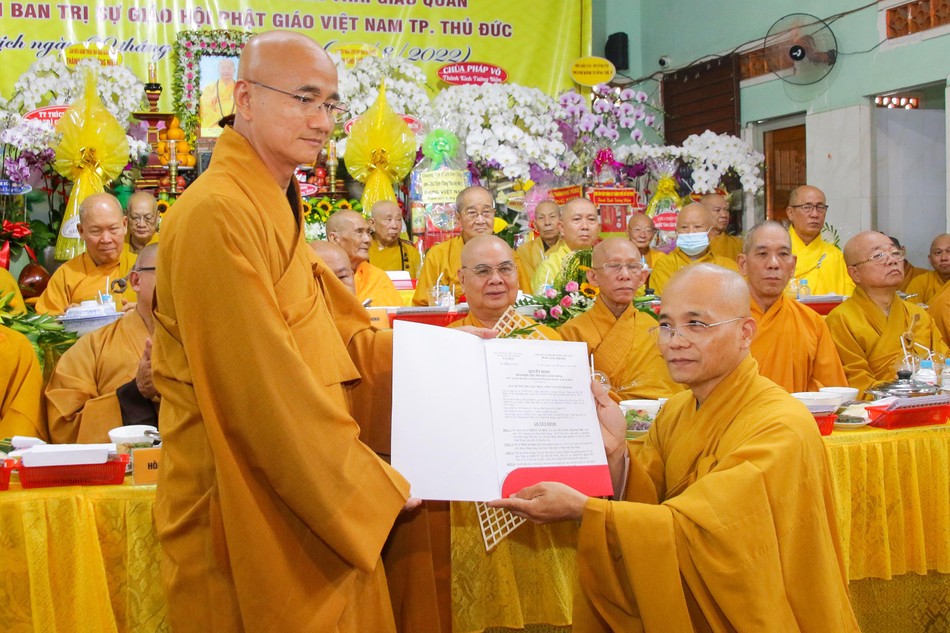 Thượng tọa Thích Thiện Quý, Phó ban kiêm Chánh Thư ký Ban Trị sự GHPGVN TP.HCM trao quyết định bổ nhiệm Đại đức Thích An Hòa làm trụ trì chùa Châu Hưng Thượng tọa Thích Thiện Quý, Phó ban kiêm Chánh Thư ký Ban Trị sự GHPGVN TP.HCM trao quyết định bổ nhiệm Đại đức Thích An Hòa làm trụ trì chùa Châu Hưng