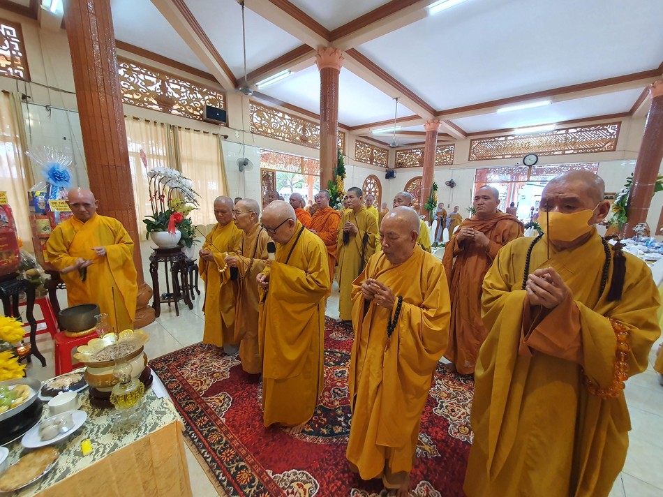 Chư tôn đức dâng hương tưởng niệm