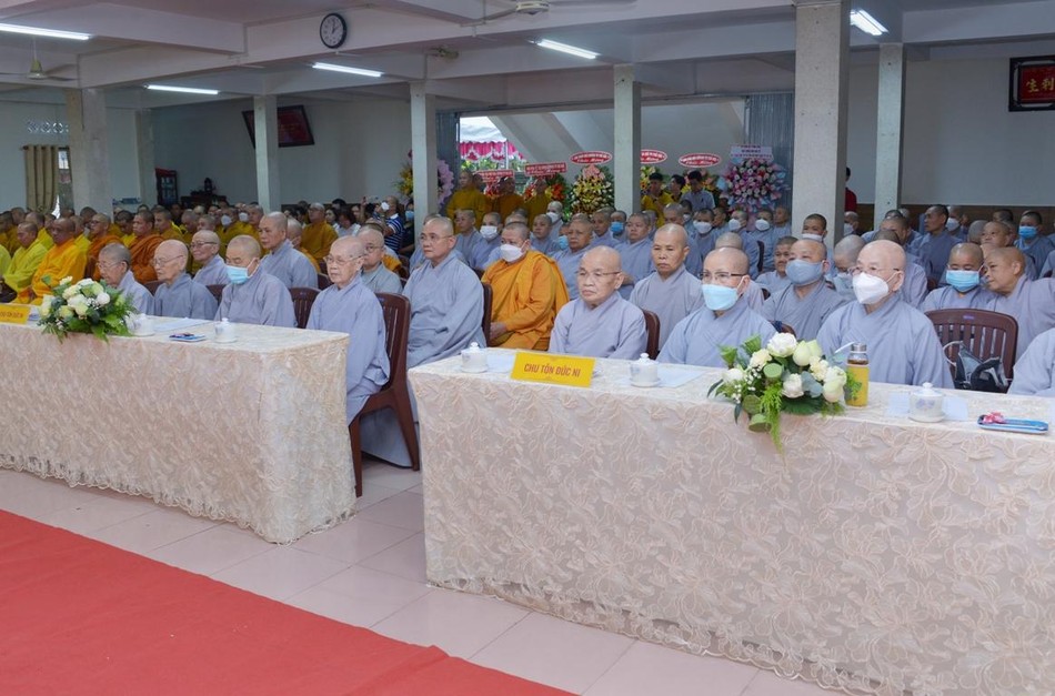 Chư tôn đức tham dự buổi lễ Chư tôn đức tham dự buổi lễ