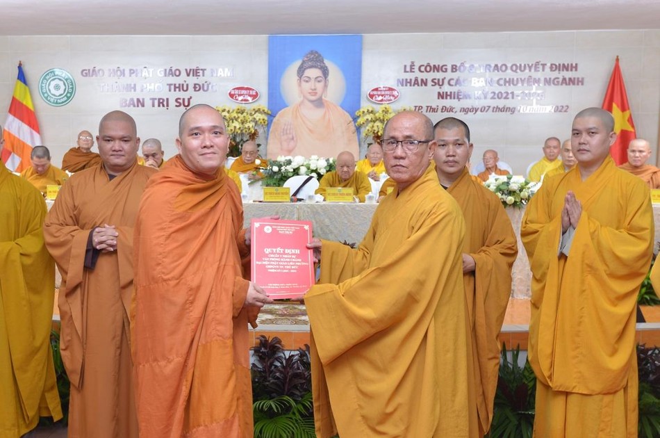 Đại đức Thích Minh Nghi, Chánh Văn phòng đón nhận quyết định chuẩn y nhân sự Đại đức Thích Minh Nghi, Chánh Văn phòng đón nhận quyết định chuẩn y nhân sự