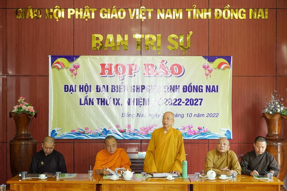 Thượng tọa Thích Huệ Khai chủ tọa buổi họp báo phát biểu - Ảnh: PGĐN