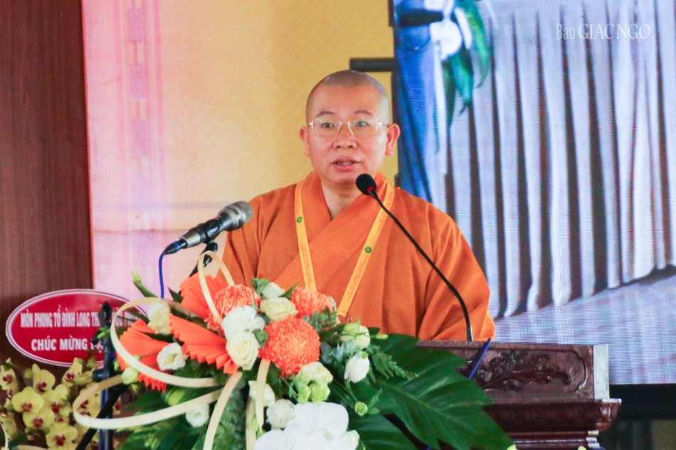 Đại đức Thích Thiện Trí trình bày báo cáo tổng kết và phương hướng hoạt động Đại đức Thích Thiện Trí trình bày báo cáo tổng kết và phương hướng hoạt động