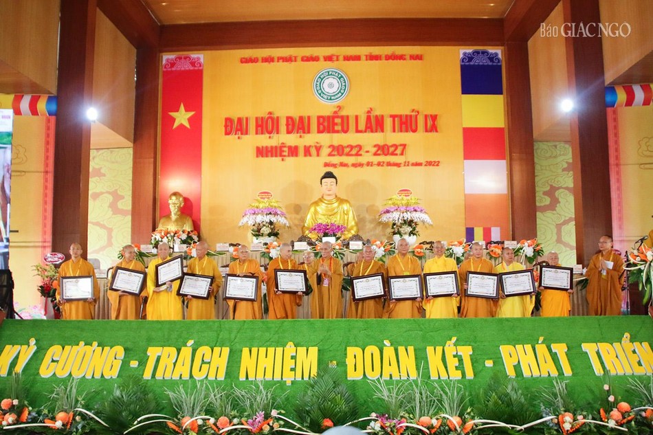 Hòa thượng Thích Huệ Trí trao Bằng tuyên dương công đức của Trung ương Giáo hội Hòa thượng Thích Huệ Trí trao Bằng tuyên dương công đức của Trung ương Giáo hội
