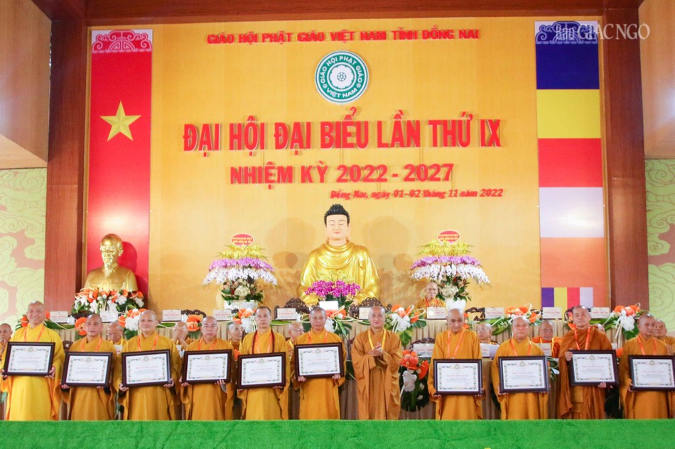 Các tập thể và cá nhân tích cực trong các công tác hoạt động Phật sự đón nhận Bằng tuyên dương công đức Các tập thể và cá nhân tích cực trong các công tác hoạt động Phật sự đón nhận Bằng tuyên dương công đức