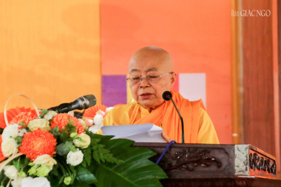 Ni trưởng Thích nữ Kim Sơn, Trưởng ban Từ thiện - Xã hội Phật giáo tỉnh Đồng Nai trình bày tham luận: "Hoạt động an sinh xã hội của Ban Từ thiện - Xã hội Phật giáo tỉnh Đồng Nai" Ni trưởng Thích nữ Kim Sơn, Trưởng ban Từ thiện - Xã hội Phật giáo tỉnh Đồng Nai trình bày tham luận: "Hoạt động an sinh xã hội của Ban Từ thiện - Xã hội Phật giáo tỉnh Đồng Nai"