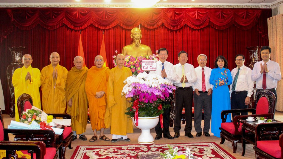 Tặng hoa đến lãnh đạo Tỉnh ủy Đồng Nai - Ảnh: PGĐN Tặng hoa đến lãnh đạo Tỉnh ủy Đồng Nai - Ảnh: PGĐN