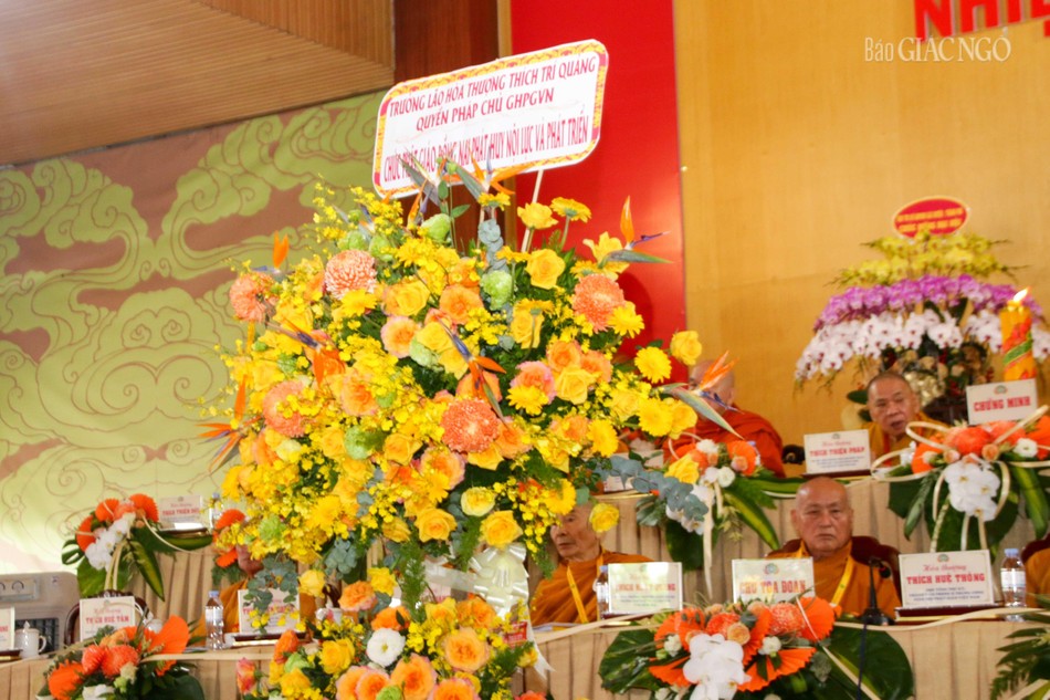 Tôn vinh lẵng hoa của Đức Quyền Pháp chủ chúc mừng Đại hội đại biểu Phật giáo tỉnh Đồng Nai lần thứ IX, nhiệm kỳ 2022-2027 với dòng chữ &quot;Chúc Phật giáo Đồng Nai phát huy nội lực và phát triển&quot;