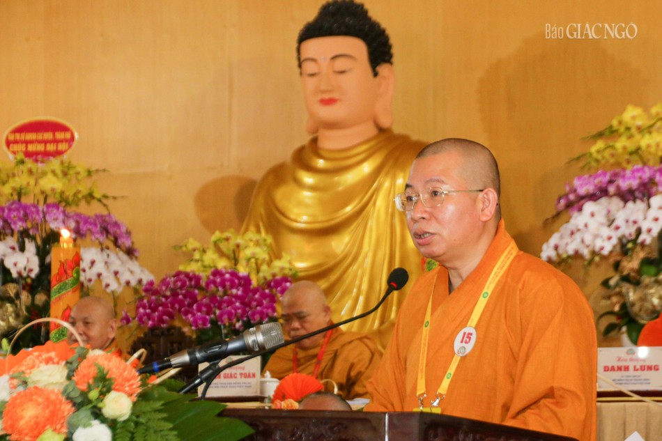 Đại đức Thích Thiện Trí, Phó Thư ký Ban Trị sự trình bày báo cáo và phương hướng hoạt động