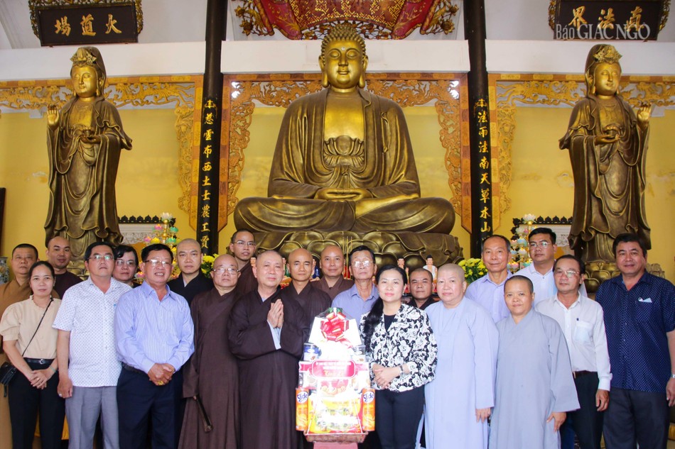 Thăm và tặng quà tại chùa An Long