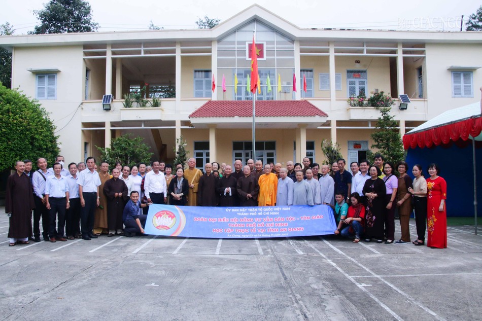 Đoàn đại biểu chụp ảnh lưu niệm tại Đồn Biên phòng Cửa khẩu Quốc tế Tịnh Biên