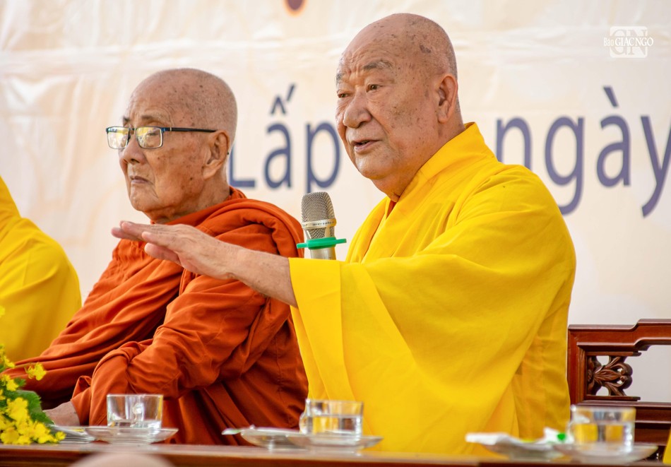 Trưởng lão Hòa thượng Thích Nhật Quang ban đạo từ Trưởng lão Hòa thượng Thích Nhật Quang ban đạo từ