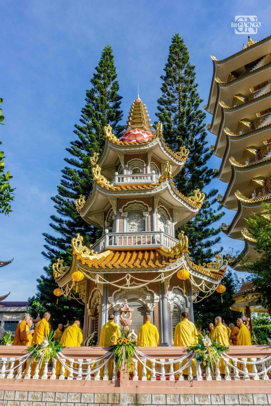 Môn phong đệ tử đảnh lễ tháp Tổ