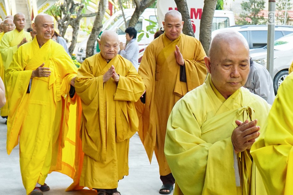 Chư Tăng chùa Vạn Đức cung đón chư tôn đức Trung ương Giáo hội
