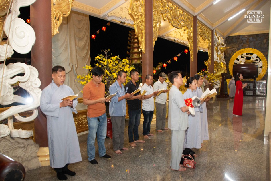 Thành tâm hướng về Tam bảo