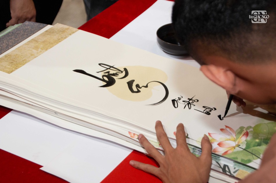 Tặng chữ tại không gian trang trí Tết Việt trong khuôn viên chùa Vạn Đức