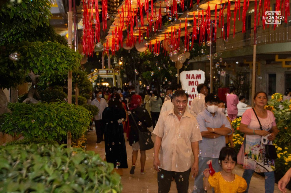 Đông đảo người dân về chùa trong thời điểm giao thừa