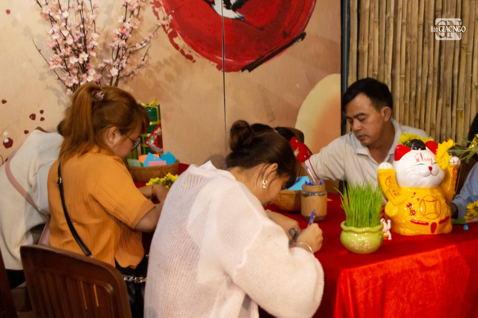 Ước nguyện cho ngày đầu năm mới được thể hiện qua những dòng chữ...