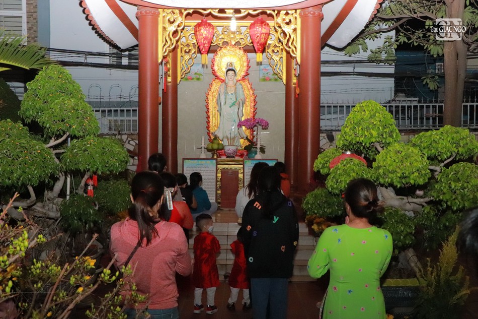 Thành tâm cầu nguyện cho gia đình được sức khoẻ, bình an...